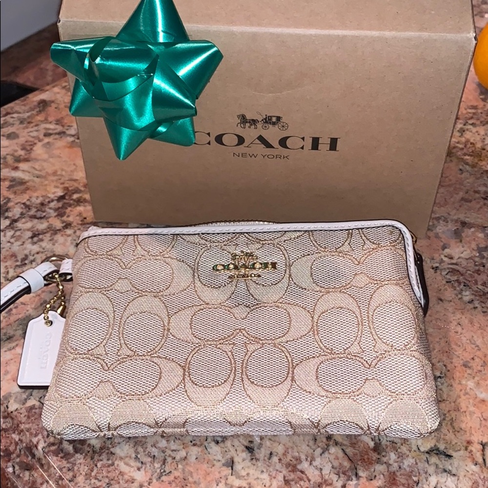 Coach F54627 wristlet